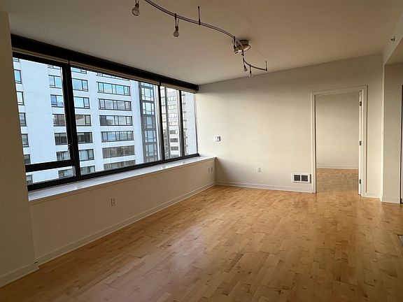 3rd image of 260 King St Unit 875
