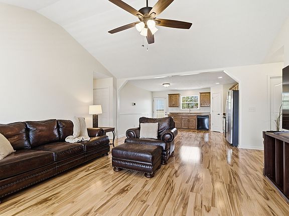 4th image of 1824 Elizabeth Ln