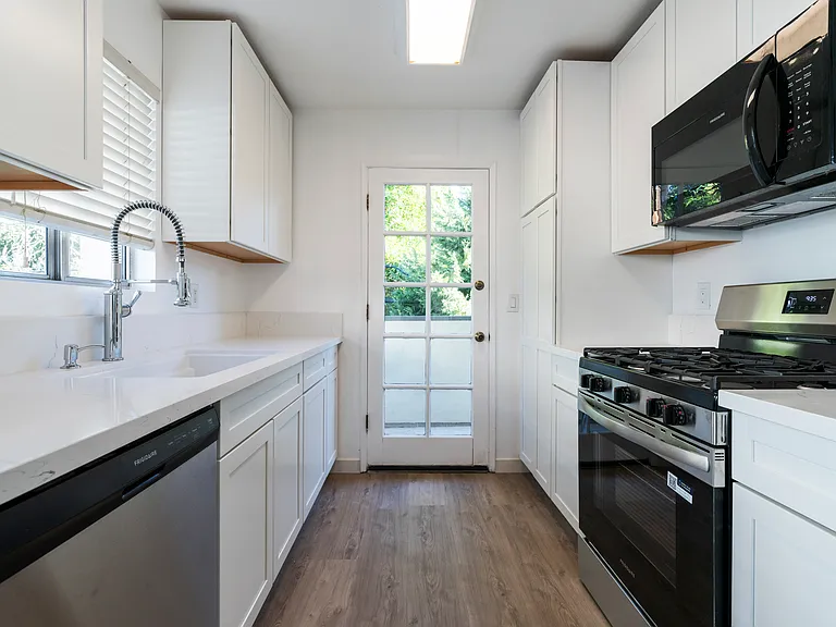 13046 Moorpark St #204 — Photo 9