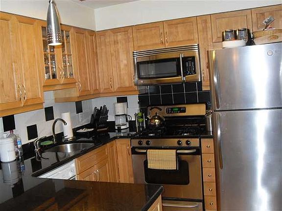 2nd image of 572 Sanderling Ct #572