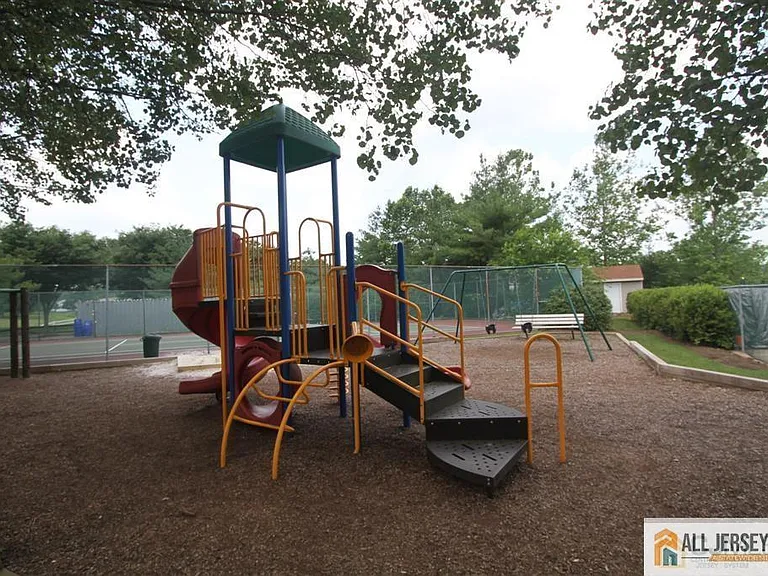 388 Lancaster Ct — Photo 9