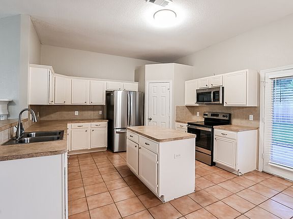5th image of 904 Bacliff Dr