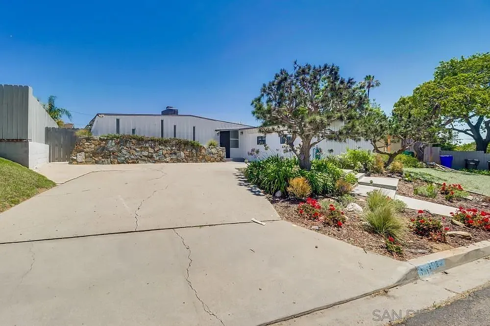 4 bed, 2.0 bath, 1800 sqft, $7,895 — Photo 2