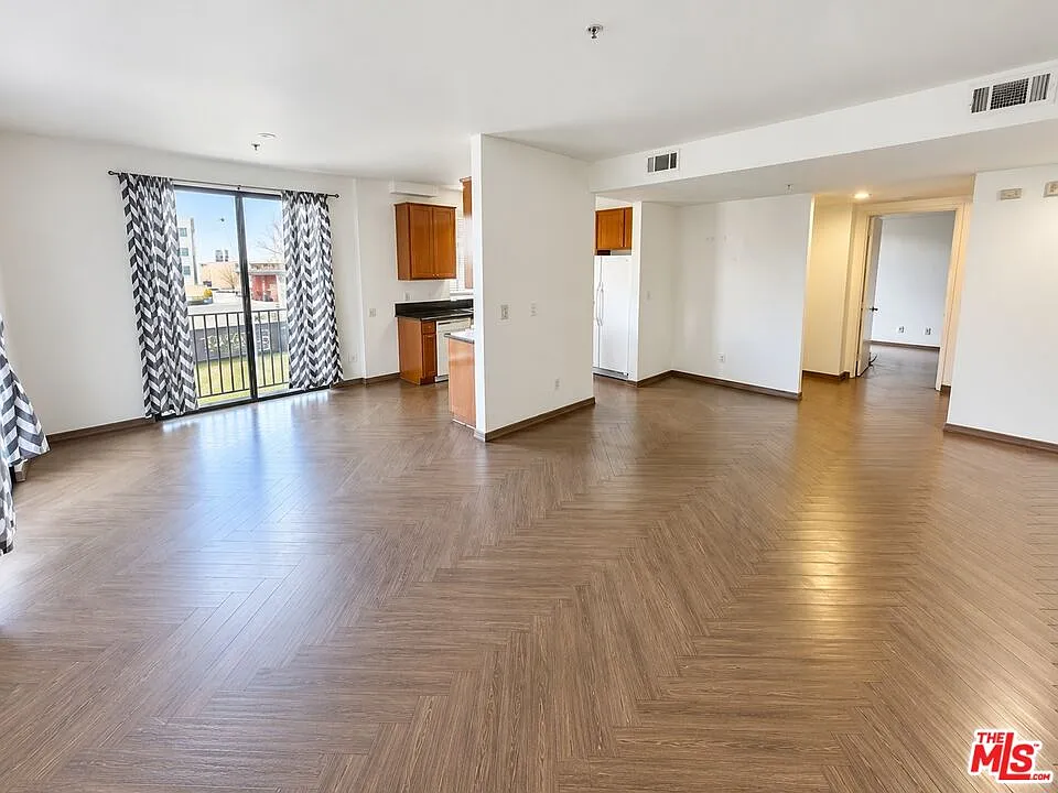 625 S Berendo St — Photo 3