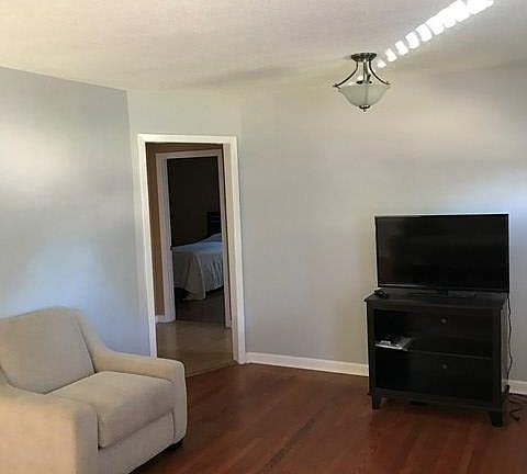 4th image of 203 Park St