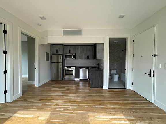 4th image of 1636 De Kalb Ave #3R