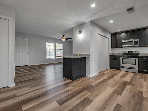 5th image of 221 Quebec Way
