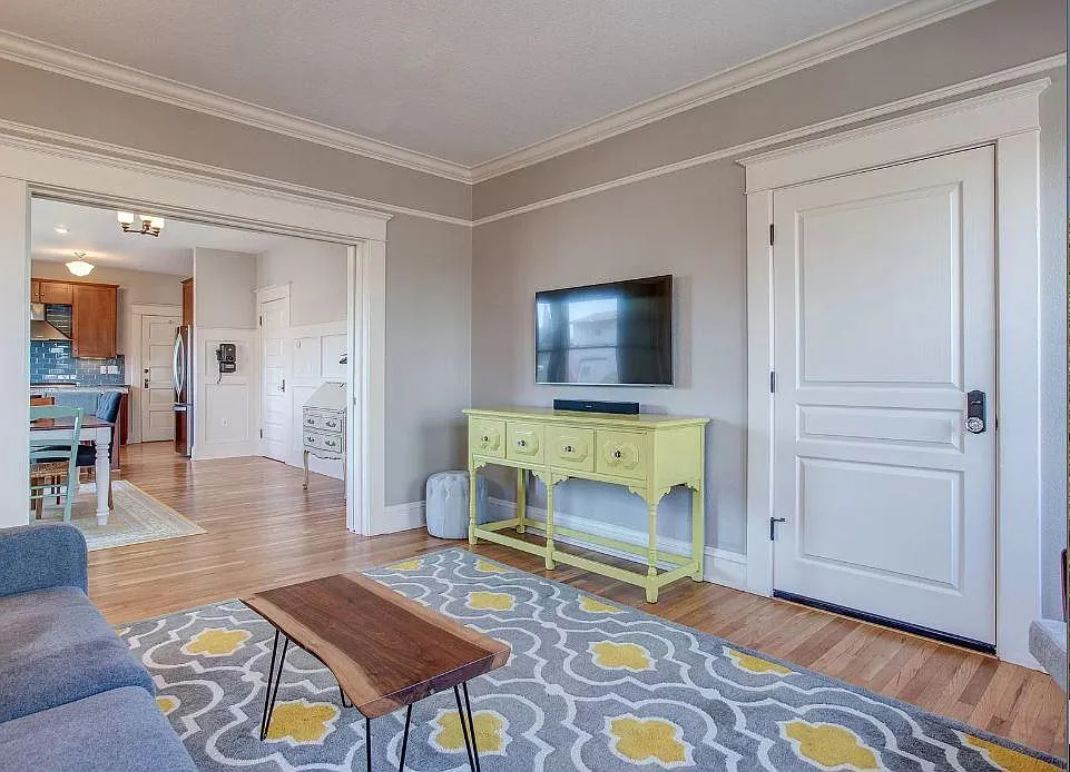 2076 NW Kearney St — Photo 4