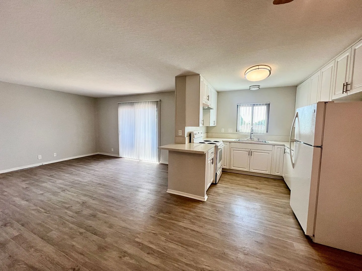 Spacious 2bd/2bth Upstairs Apartment in Clairemont - Off Street Parking, Extra Storage, A/C, Grea... — Photo 4