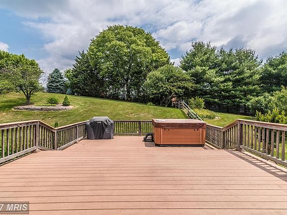 3rd image of 90 Ashley Ct