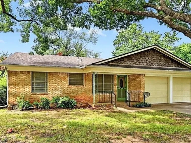 1402 Hillcrest Dr — Photo 2