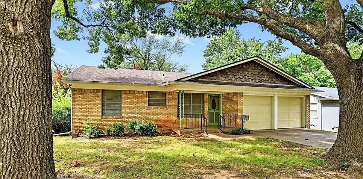 Building Photo - 1402 Hillcrest Dr