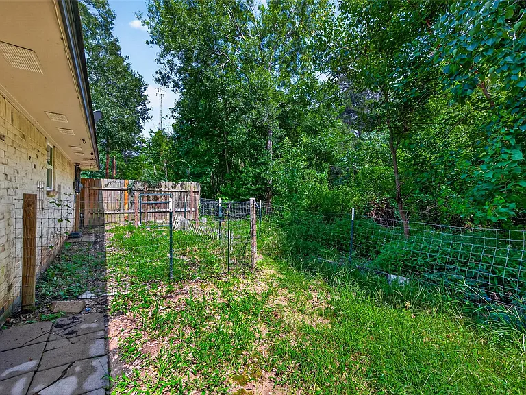18747 Woodridge Dr — Photo 33