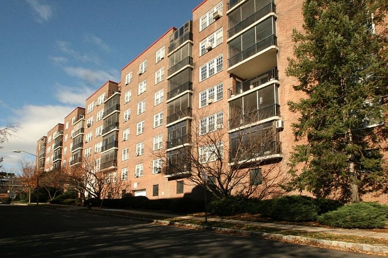1st image of 5 Roosevelt Pl APT 5A