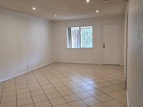 3rd image of 209 Moonglow Dr