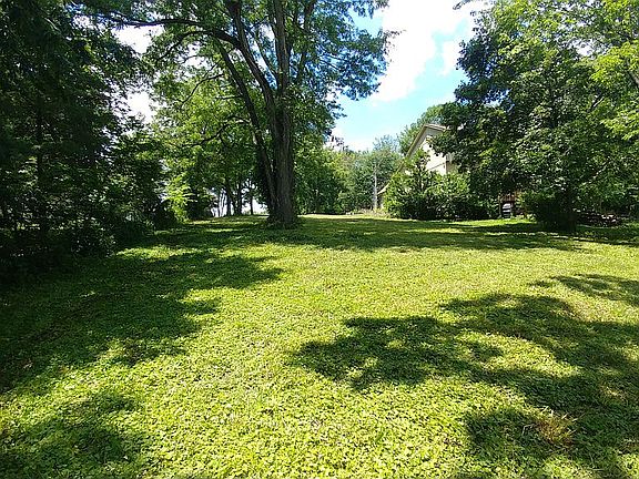 2nd image of 1611 NE Lakeshore Dr