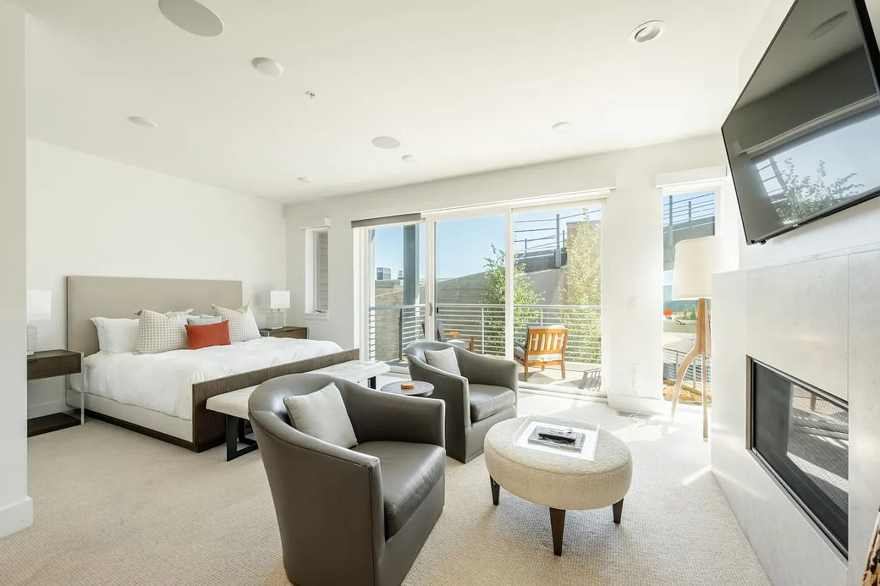 3 bed, 3.5 bath, 2130 sqft, $8,000 — Photo 3