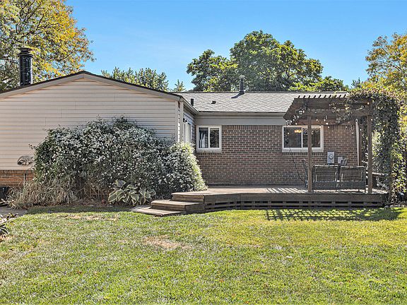 5th image of 42706 Somerset Dr
