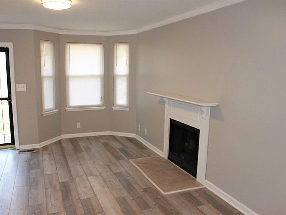 4th image of 372 Donna Dr