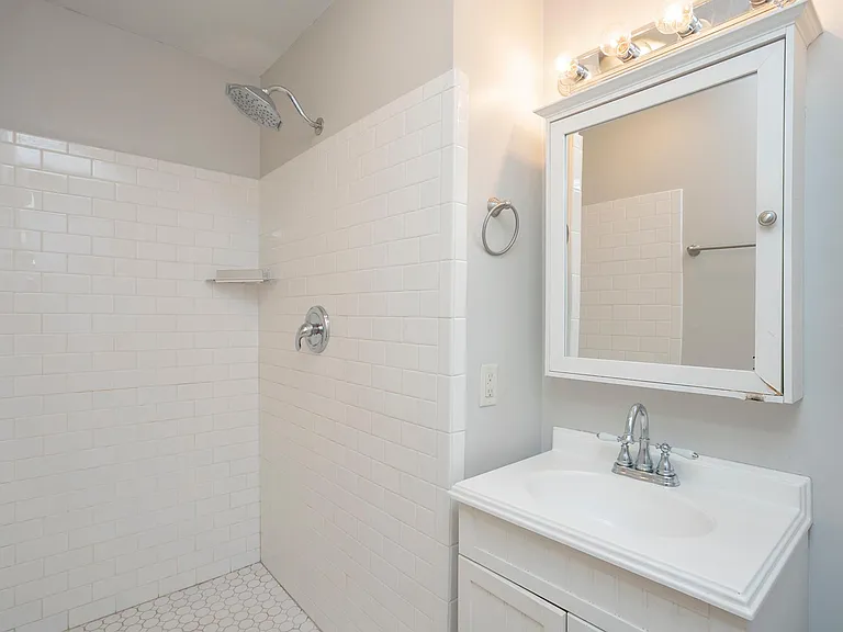 610 Ashley Ct — Photo 33