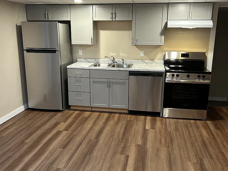 107 E Broadway St #109 — Photo 4