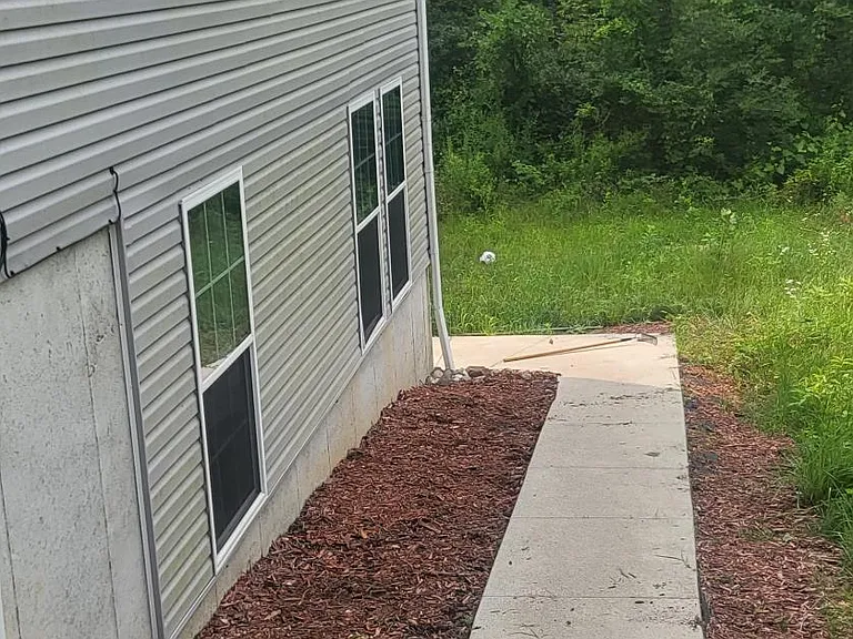 sidewalk to walkout apartment enterance