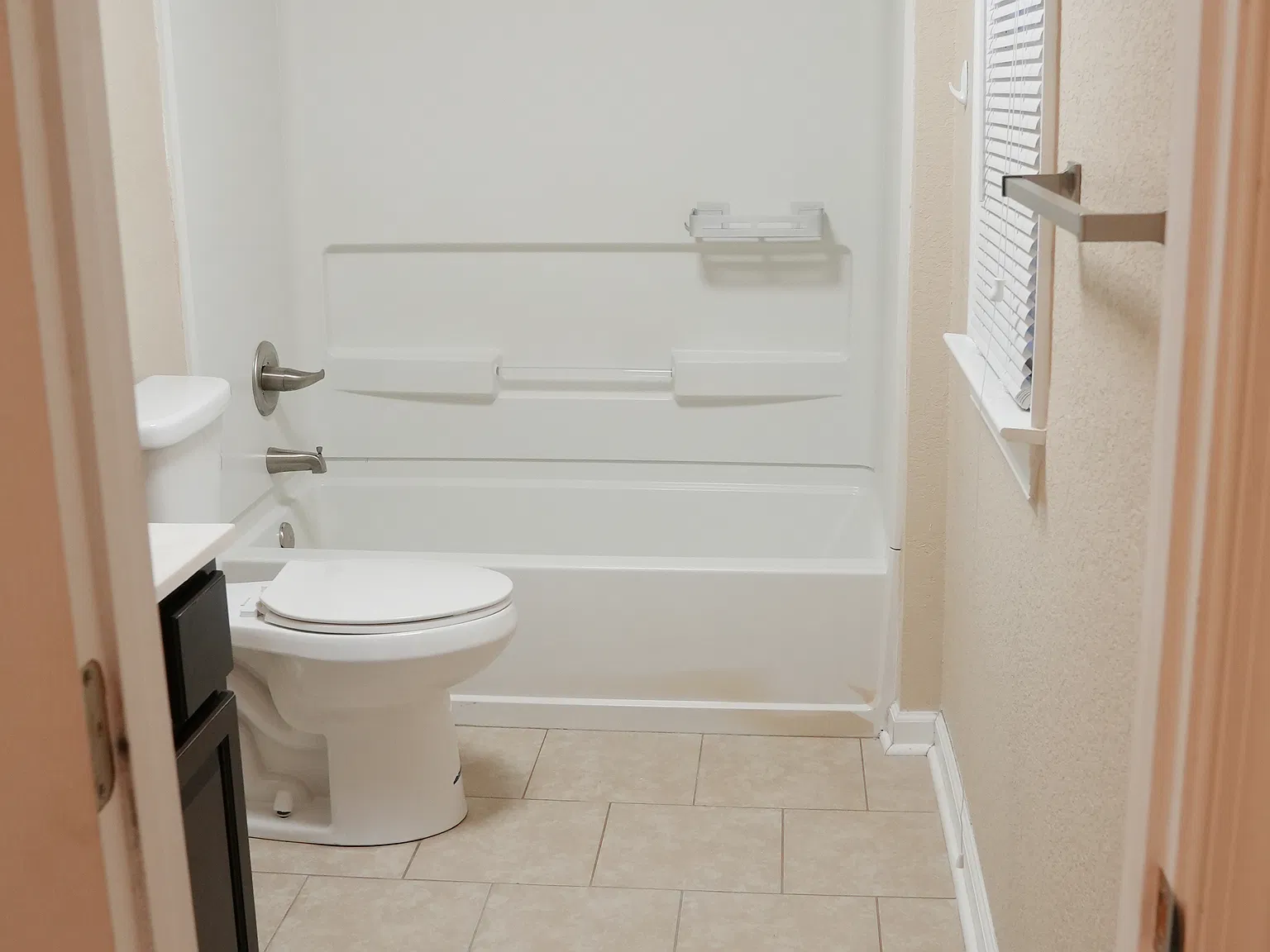 3 bed, 1570 sqft, $1,873 — Photo 1