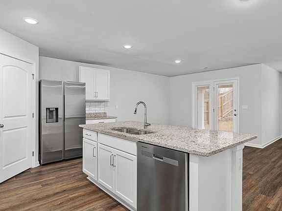 5th image of 1508 Heritage Cir SE