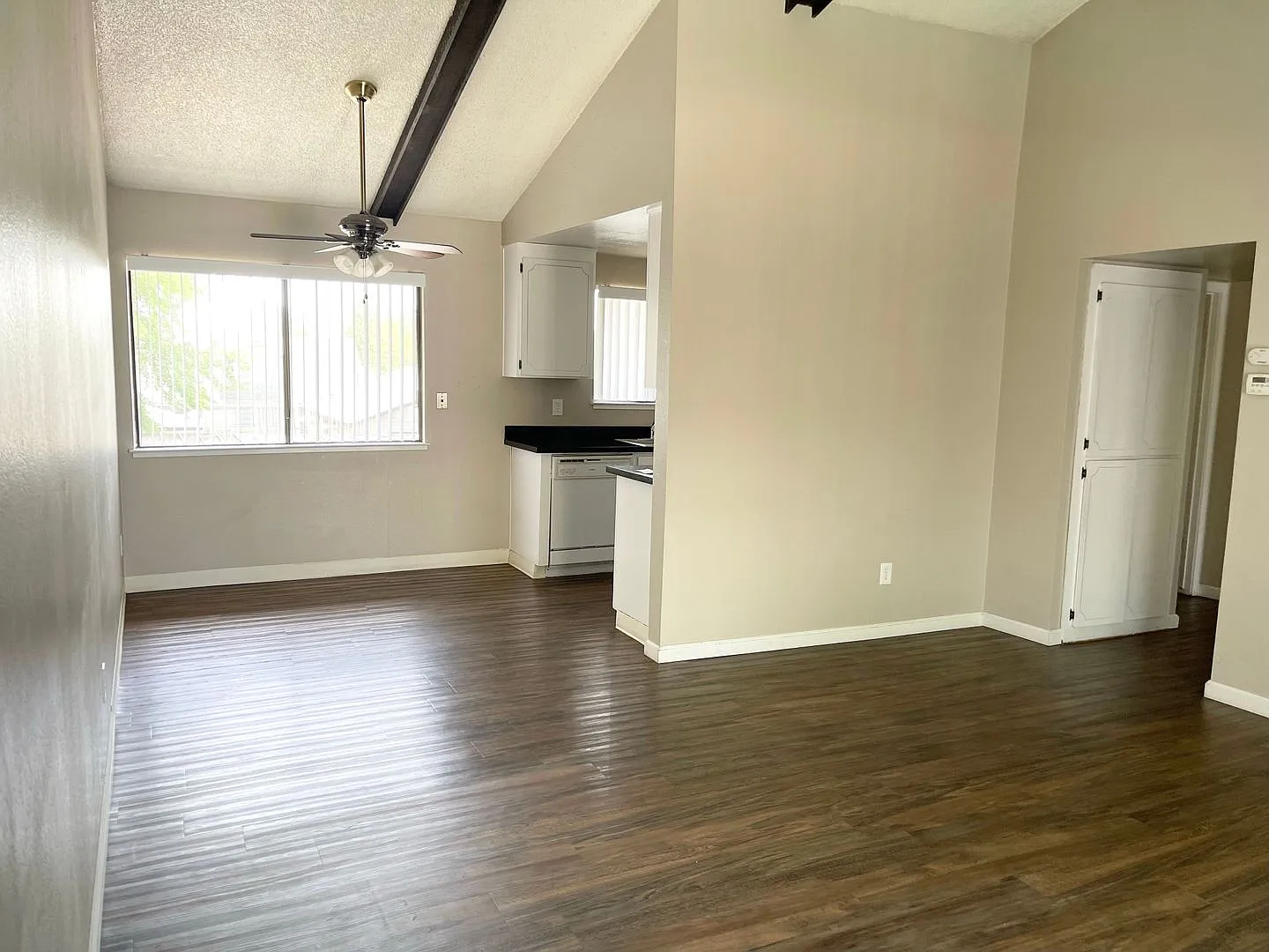 Villa Court Apartments — Photo 2