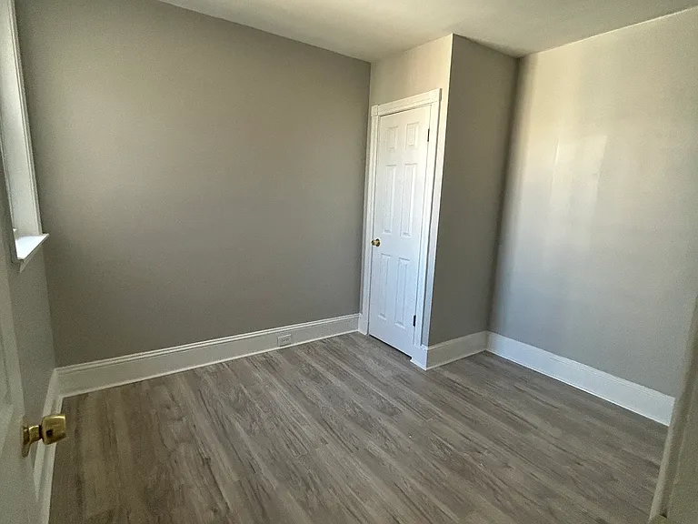 Middle bedroom