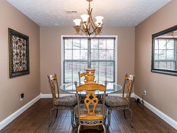 5th image of 305 Thames Cir
