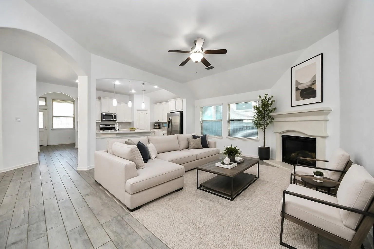 4 bed, 2.0 bath, 1891 sqft, $2,400 — Photo 2
