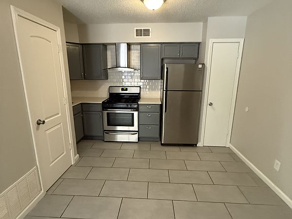 2nd image of 4130-4132 Fisher St #4130-2