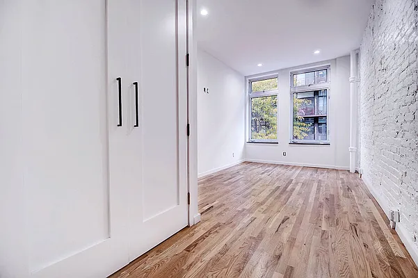 Rented by Urbane Brokerage | media 23