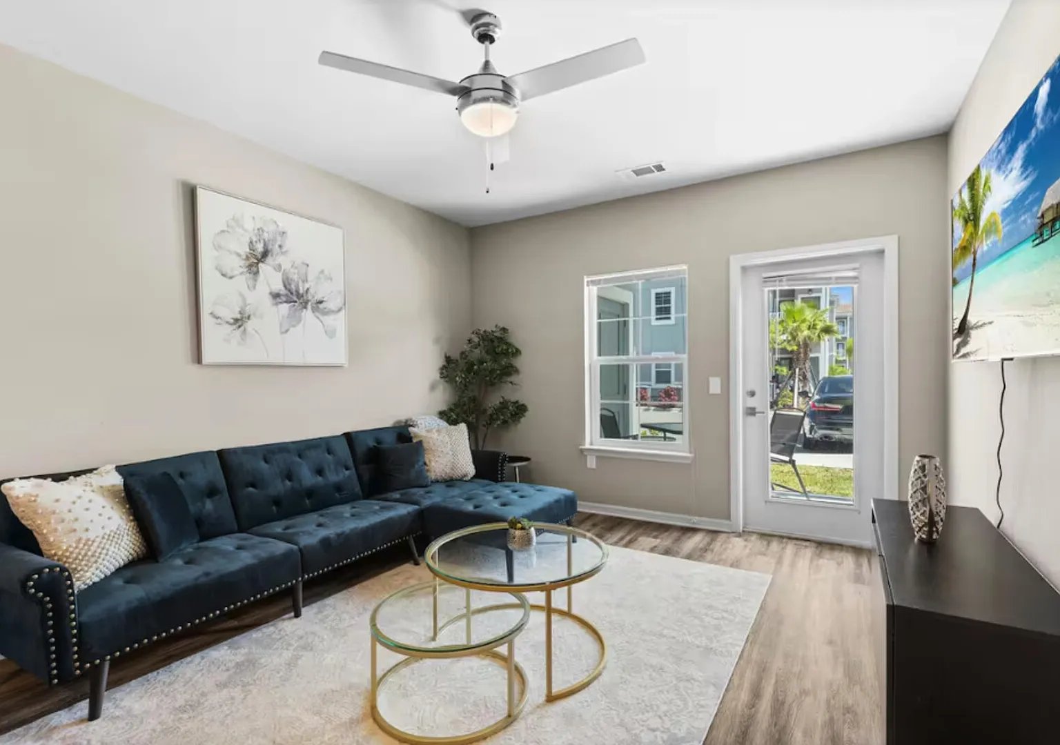 2 Bed Retreat: Ground Floor! Pool, Gym, Laundry — Photo 1