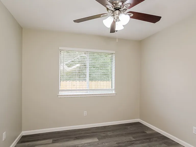 1528 Glen Oaks Dr — Photo 12