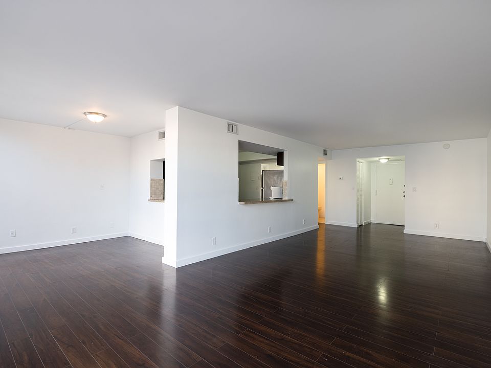 2nd image of 1000 Parkview Dr #302A