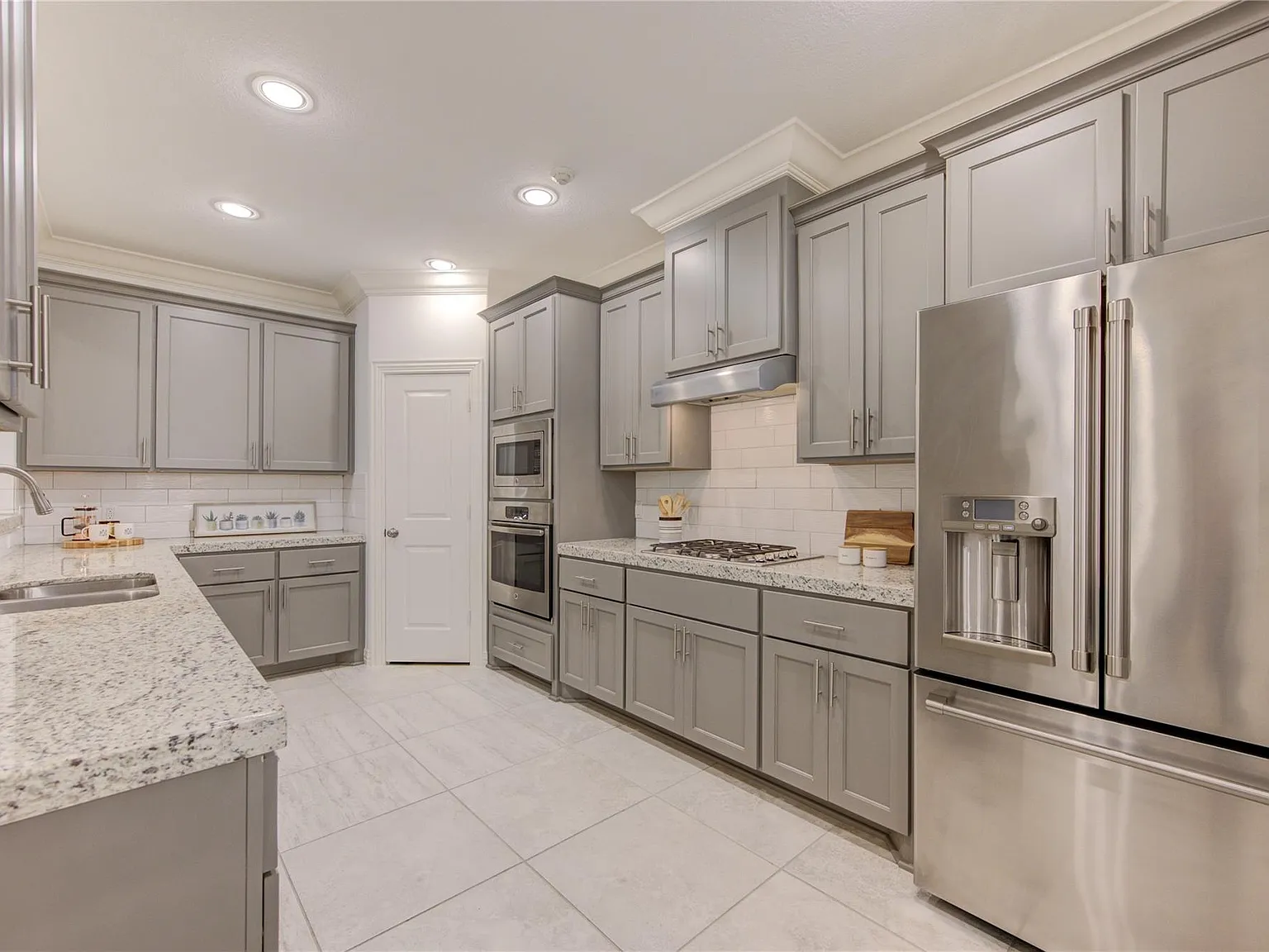 3 bed, 3.5 bath, 2940 sqft, $5,200 — Photo 4