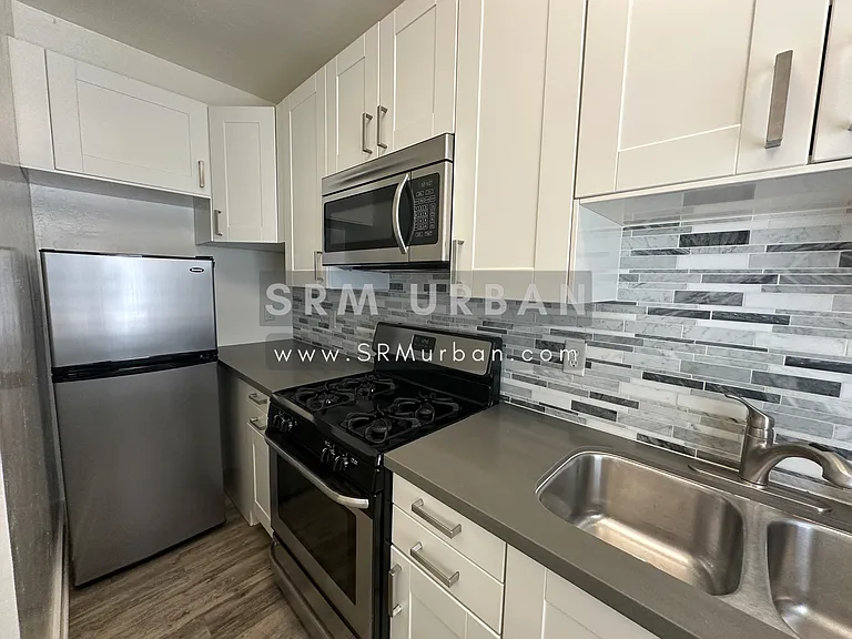 2027 Front St #6 — Photo 2