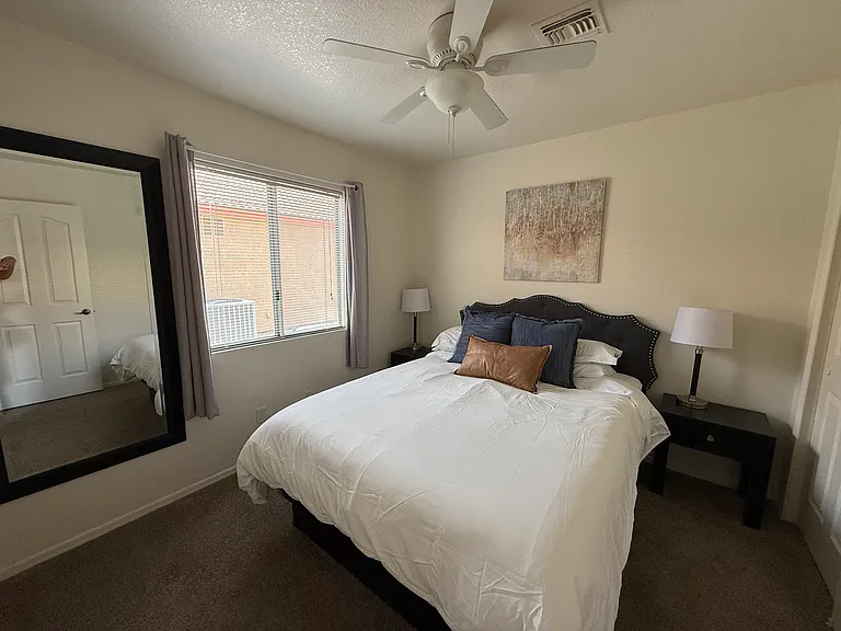 Guest room with Queen size bed