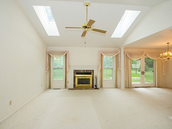 4th image of 18271 Burton Dr