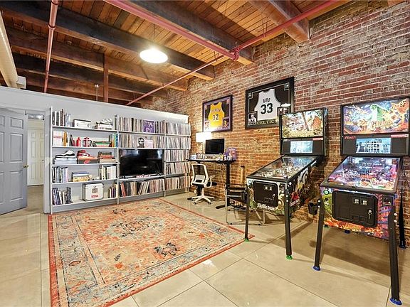 2nd image of 306 W 7th St APT 201