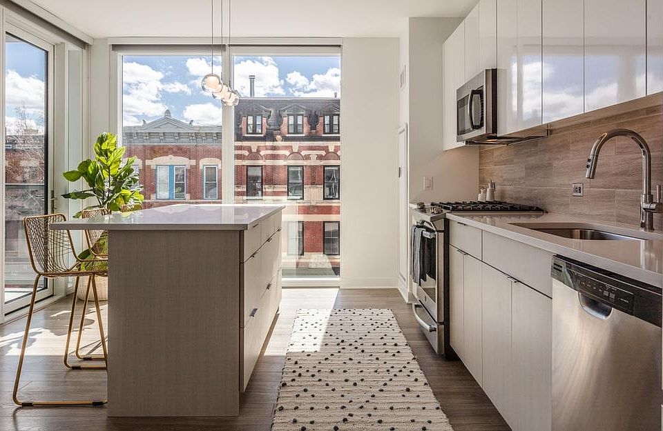 1st image of 846 W Fullerton Ave #1403