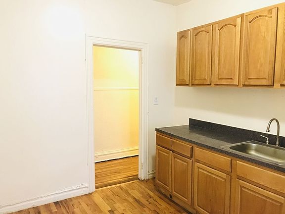 3rd image of 324 Montgomery St APT B6