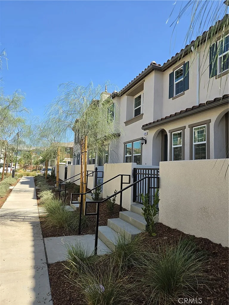 3 bed, 2.5 bath, 1555 sqft, $3,300 — Photo 2
