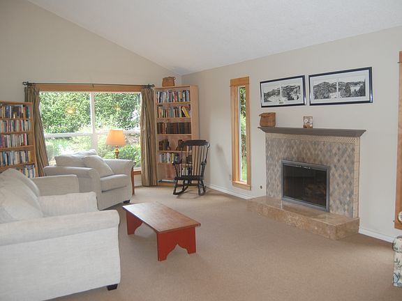 Living room w gas fireplace