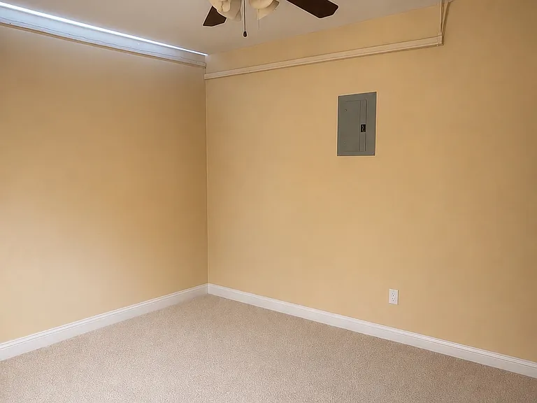 2438 Gramercy Ave — Photo 36