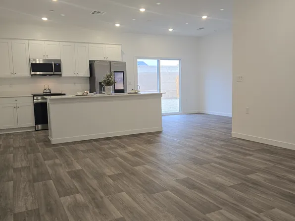 2632 W Cambridge St, Hanford, CA 93230