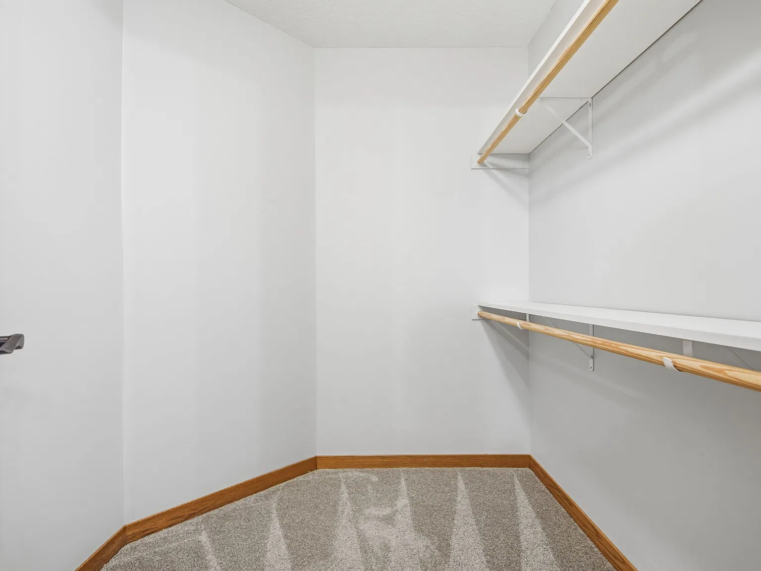 5 bed, 4488 sqft, $3,500 — Photo 3