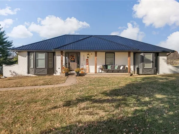 5900 Palomino Dr, Saint Joseph, MO 64505